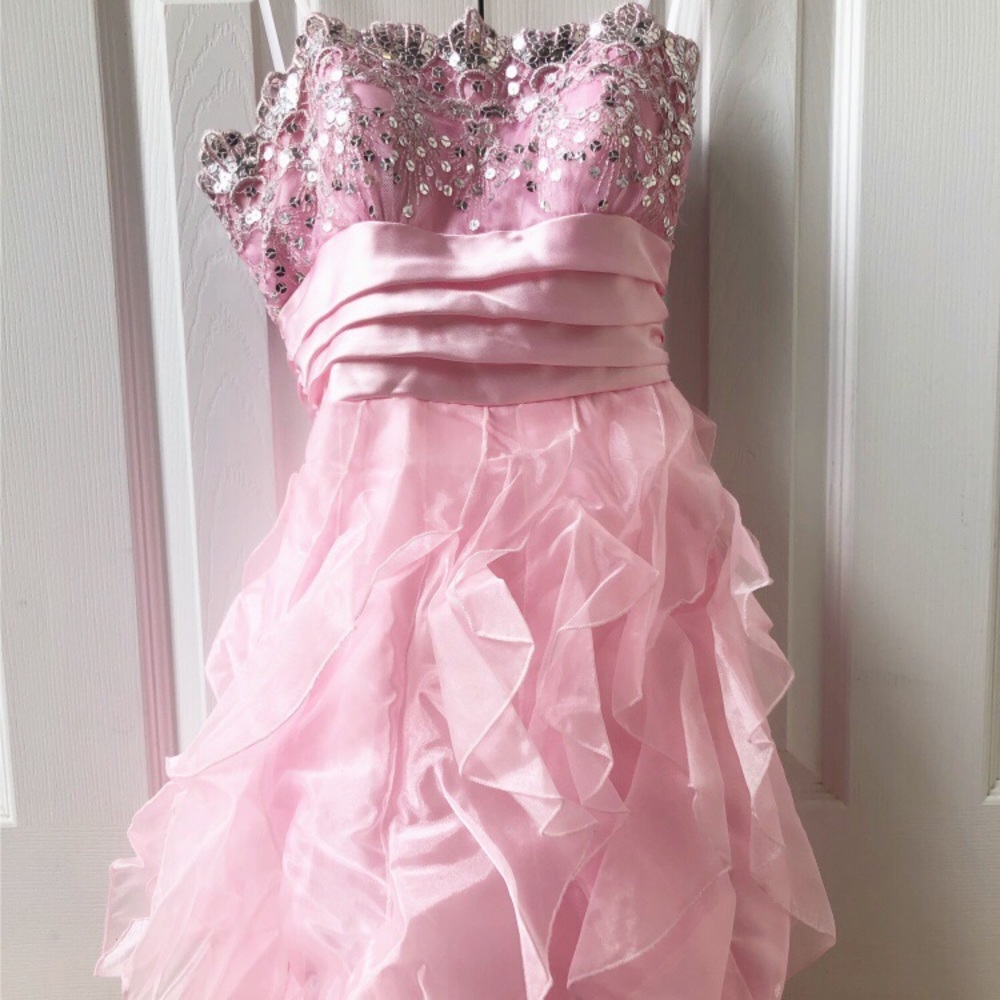 ✨ Gorgeous sequin + frilly strapless dress ✨